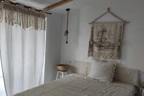 Travel crib, free WiFi