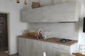 Fridge, stovetop, dishwasher, coffee/tea maker