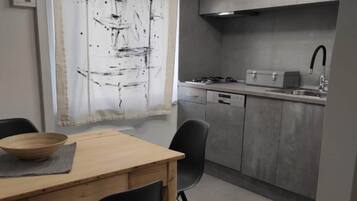 Coffee/tea maker, fridge, stovetop, dishwasher