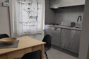 Fridge, stovetop, dishwasher, coffee/tea maker