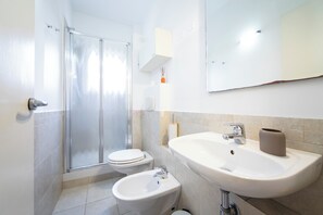 Douche, séchoir à cheveux, bidet, serviettes fournies