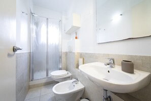 Douche, séchoir à cheveux, bidet, serviettes fournies