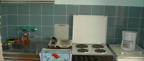 Réfrigérateur, four, plaque de cuisson, cafetière/bouilloire