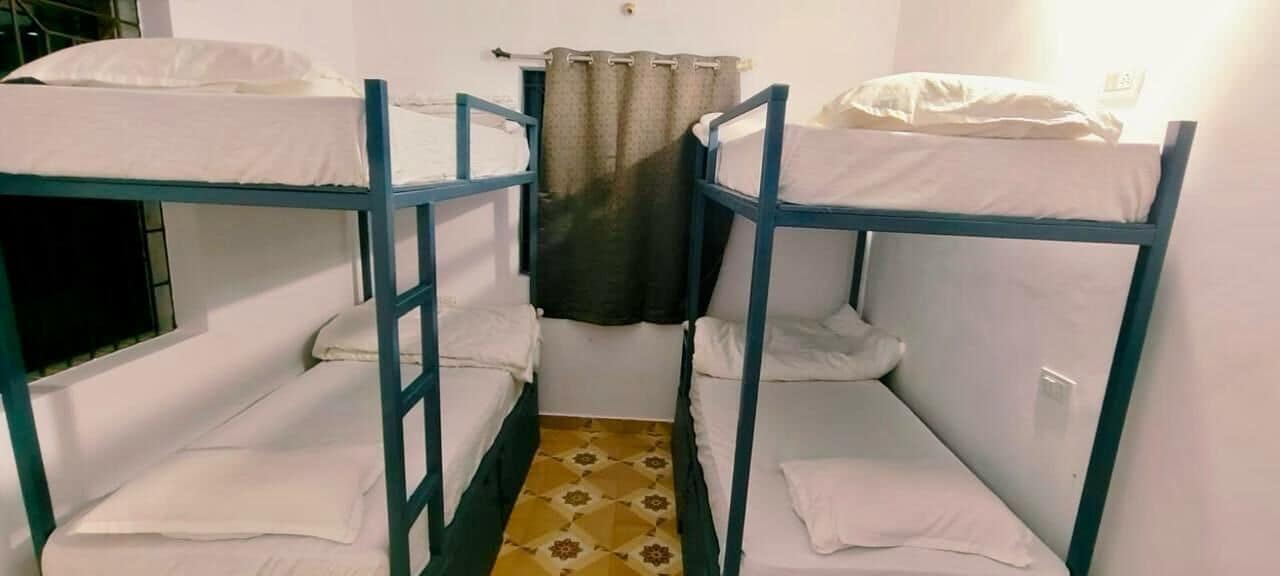 컴포트 공용 도미토리 | 노트북 작업 공간, 침대 시트