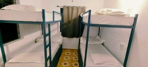 Dormitorio condiviso Comfort | Postazione laptop, lenzuola