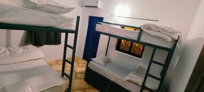 经济宿舍 | 笔记本电脑工作区、床单