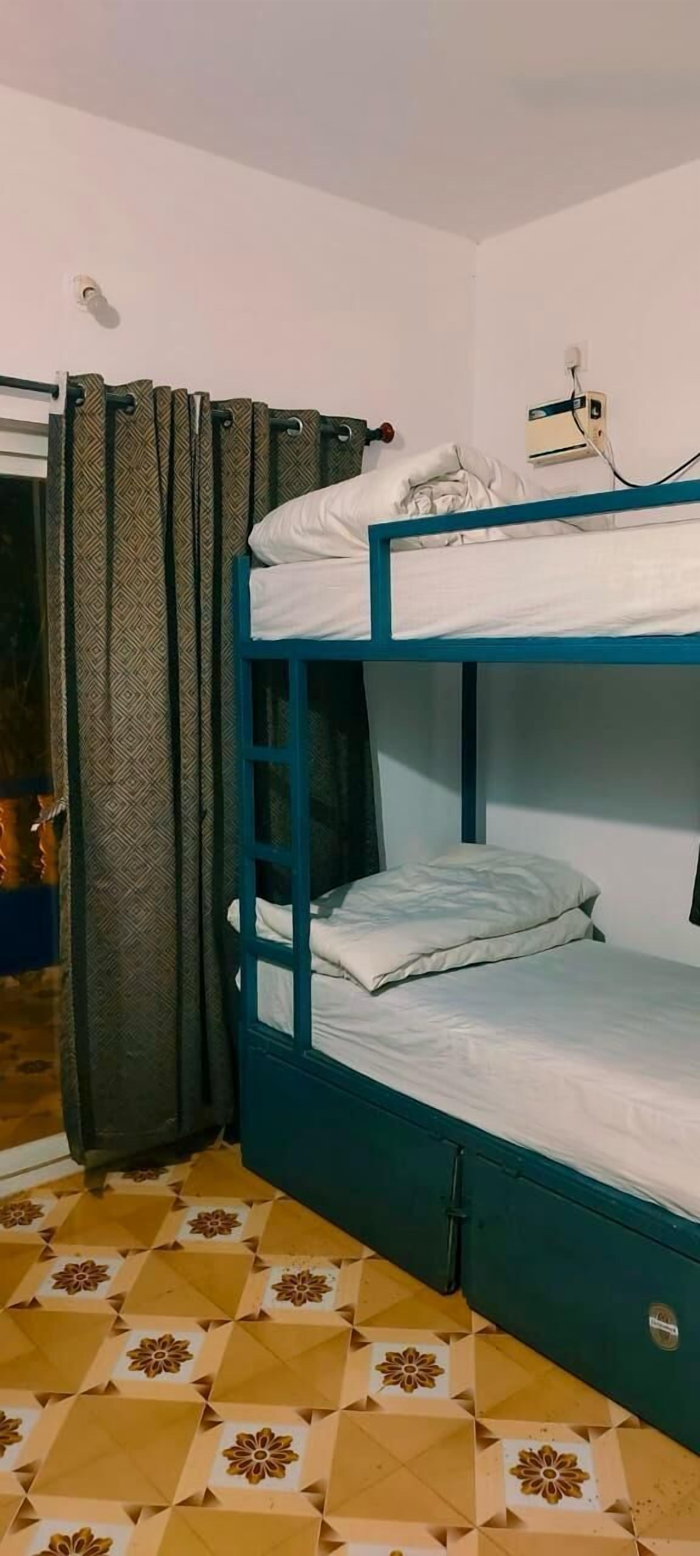 디럭스 공용 도미토리 | 노트북 작업 공간, 침대 시트