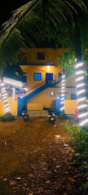 Front of property - Karma Stays Hostel Morjim (Morjim)