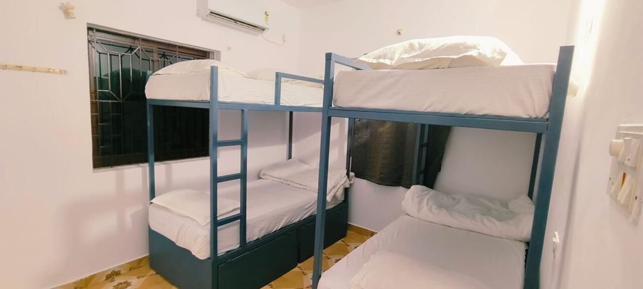 이코노미 공용 도미토리 | 노트북 작업 공간, 침대 시트