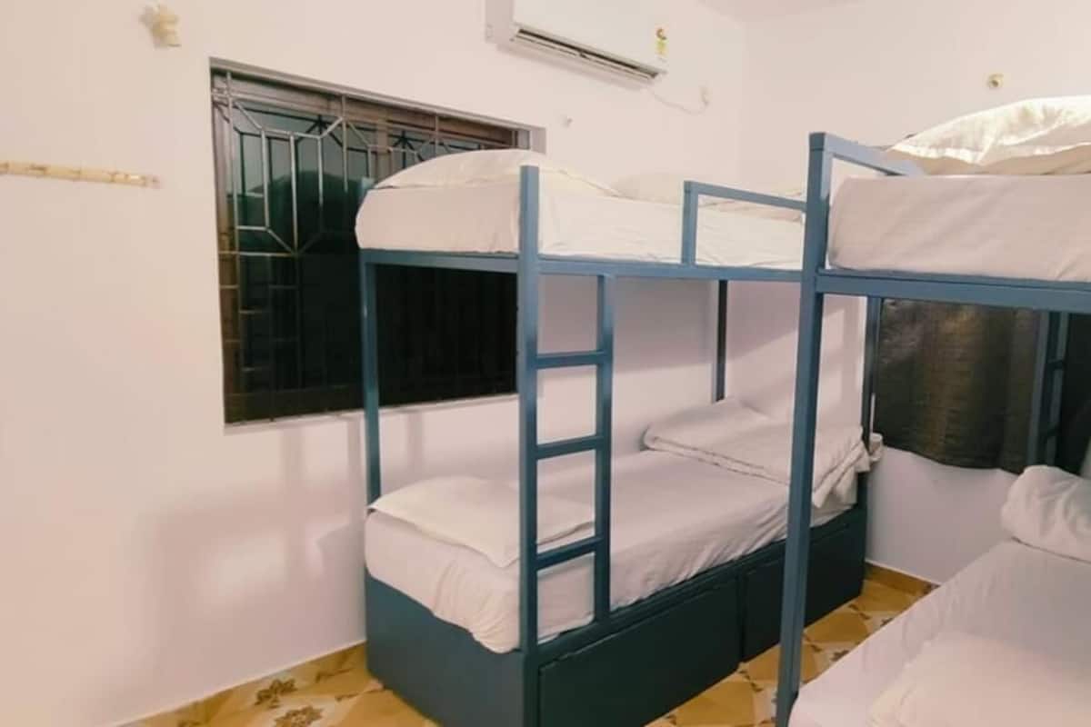 Economy Shared Dormitory | Laptop workspace, bed sheets