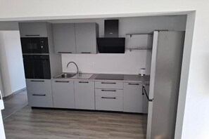 Réfrigérateur, plaque de cuisson, tables à manger