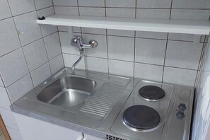 Fridge, stovetop, dining tables - Rab Diving Mirko - One Bedroom Apartment with Sea View (4) (Rab)