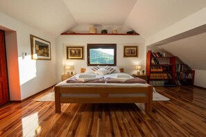 3 habitaciones, tabla de planchar con plancha y cuna de viaje 