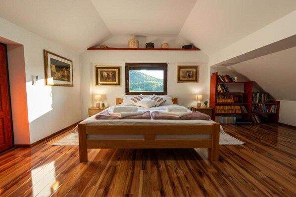 3 bedrooms, iron/ironing board, travel cot, free WiFi