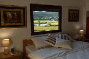 3 bedrooms, iron/ironing board, travel crib, free WiFi