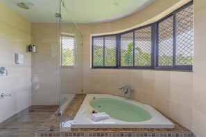 Dusche, kostenlose Toilettenartikel, Handtücher, Seife