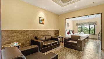 Quarto casal, vista para o lago | Área de estar