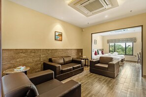 Double Room, Lake View | Living area