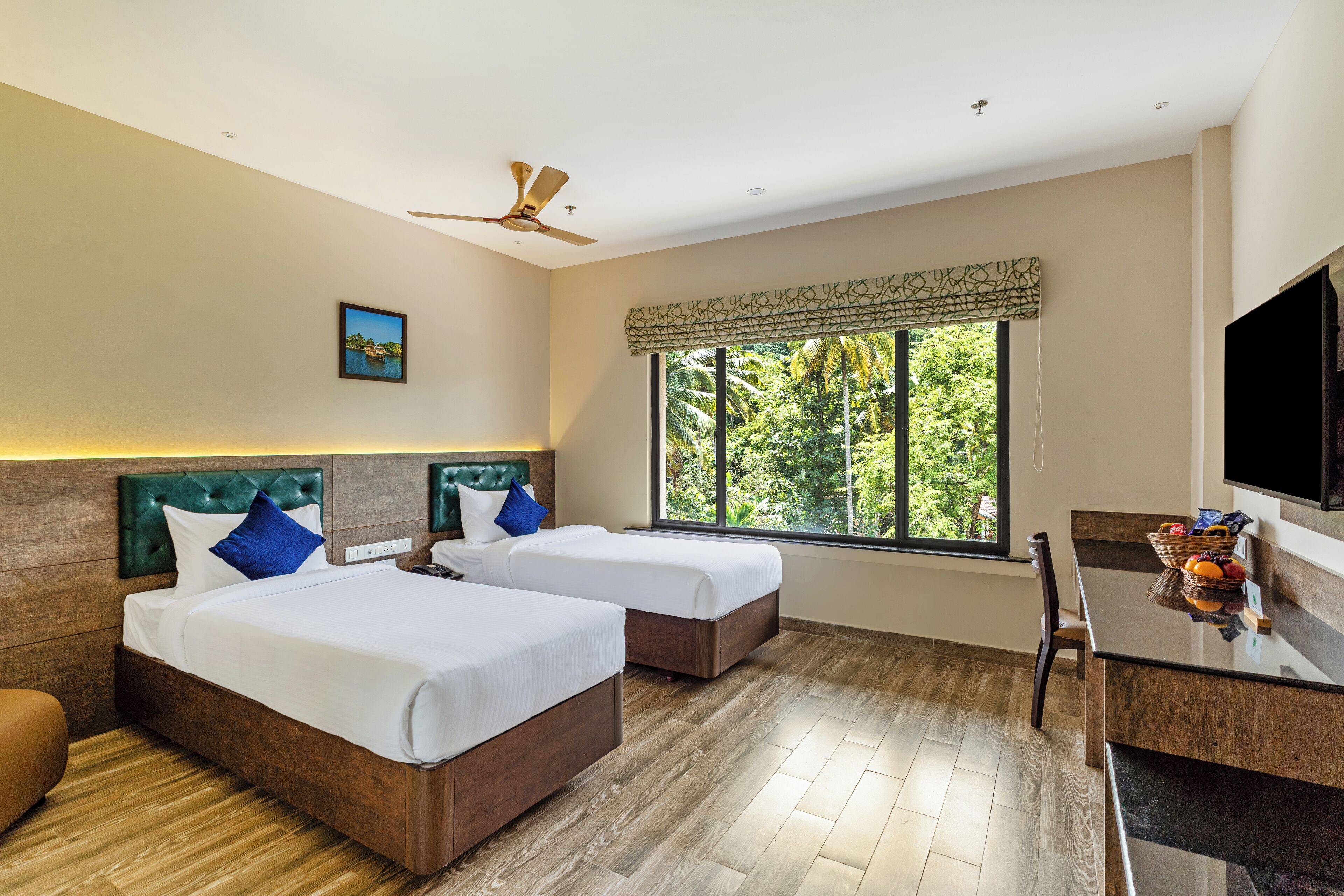 Unika möbler, skrivbord, arbetsyta för laptop och strykjärn/strykbräda