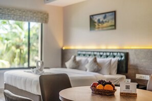 Muebles diferentes, escritorio y espacio para trabajar con laptop 