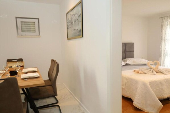 2 bedrooms, iron/ironing board, free WiFi