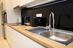 Køleskab, mikrobølgeovn, ovn, kogeplade