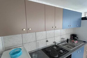 Kjøleskap, mikrobølgeovn, kokeplater og brødrister