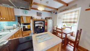 Jääkaappi, mikroaaltouuni, uuni, liesi