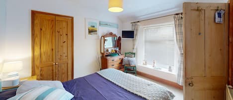 2 bedrooms, iron/ironing board, travel cot, WiFi