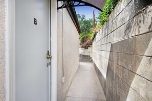 Property grounds - Sunny Azusa Hideaway Near APU&Trails Easy LA Access (Azusa)