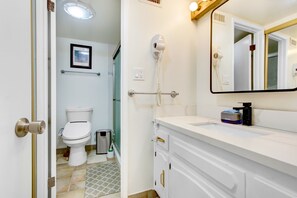 Shower, hair dryer, towels - Sunny Azusa Hideaway Near APU&Trails Easy LA Access (Azusa)