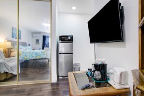 1 bedroom, desk, iron/ironing board, WiFi - Sunny Azusa Hideaway Near APU&Trails Easy LA Access (Azusa)