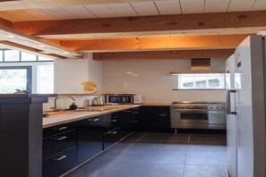 Een koelkast, een magnetron, een oven, een kookplaat