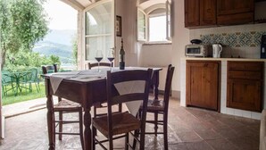 Une cuisine avec une table et des chaises, une fenêtre et une vue sur l’extérieur.