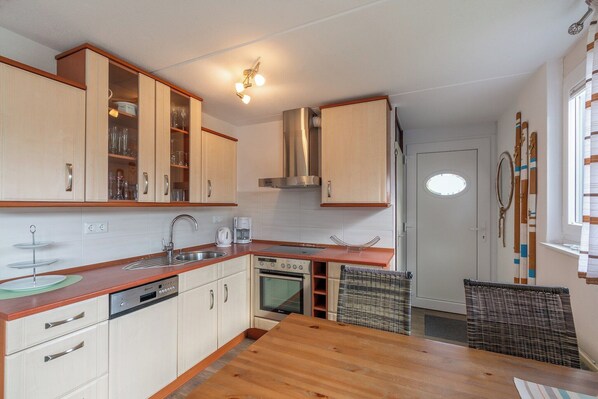 Fridge, oven, stovetop, dishwasher