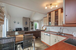 Réfrigérateur, un four, surface de cuisson, lave-vaisselle