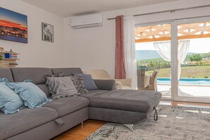 Smart TV, table tennis, stereo