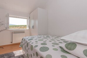 Iron/ironing board, travel crib, free WiFi