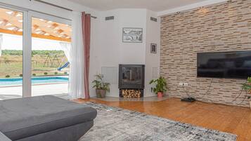 Smart TV, table tennis, stereo