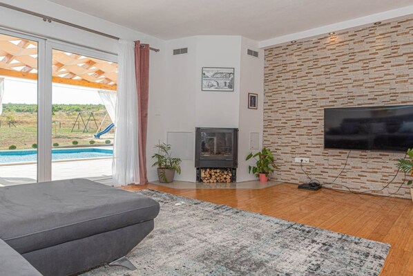 Smart TV, table tennis, stereo