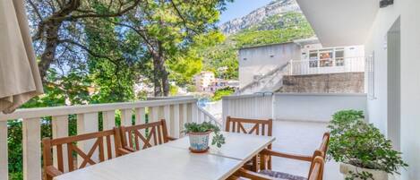 تناول الطعام بالخارج