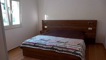 2 bedrooms, iron/ironing board, WiFi (free)