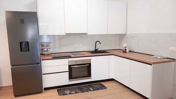 Coffee/tea maker, fridge, microwave, oven