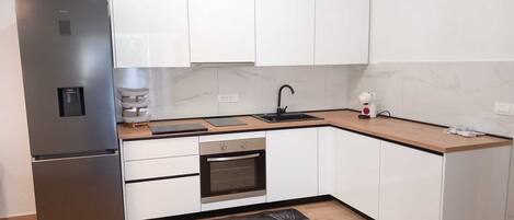 ثلاجة، ميكروويف، فرن، موقد طهي مسطح