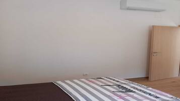 2 bedrooms, iron/ironing board, WiFi (free)