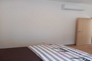 2 bedrooms, iron/ironing board, free WiFi