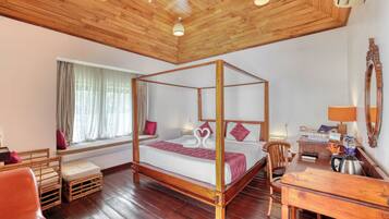 Premium Villa | Desk, laptop workspace, free WiFi