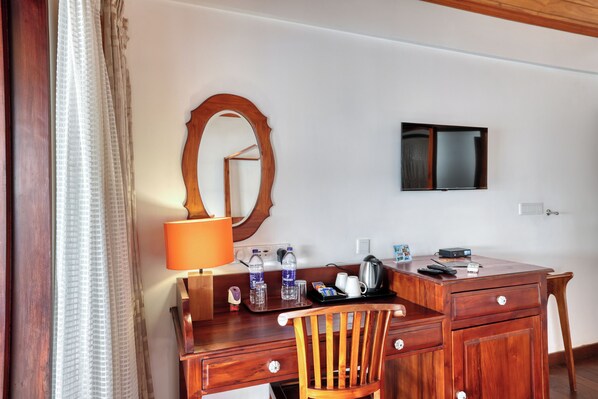 Desk, laptop workspace, free WiFi - Alaya Stays Paloma Backwater Resorts (Kuttanad Taluk)