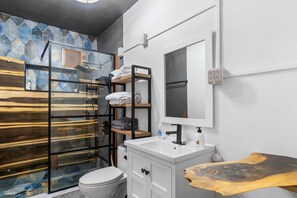 Doccia, asciugacapelli, asciugamani, sapone