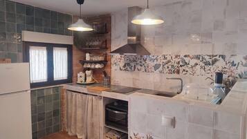 Microondas, horno, placa de cocina y lavavajillas